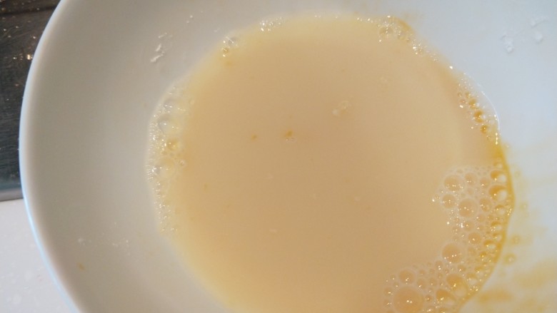 番茄豆腐,碗中放入2克<a style='color:red;display:inline-block;' href='/shicai/ 813'>鸡粉</a>,15克淀粉勾芡。