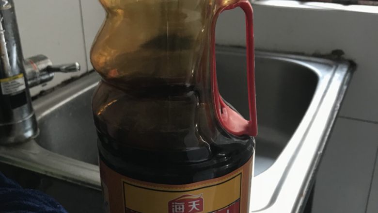 鲜肉粽,等糯米洗过后十几分钟后倒入老抽酱油和少许盐！