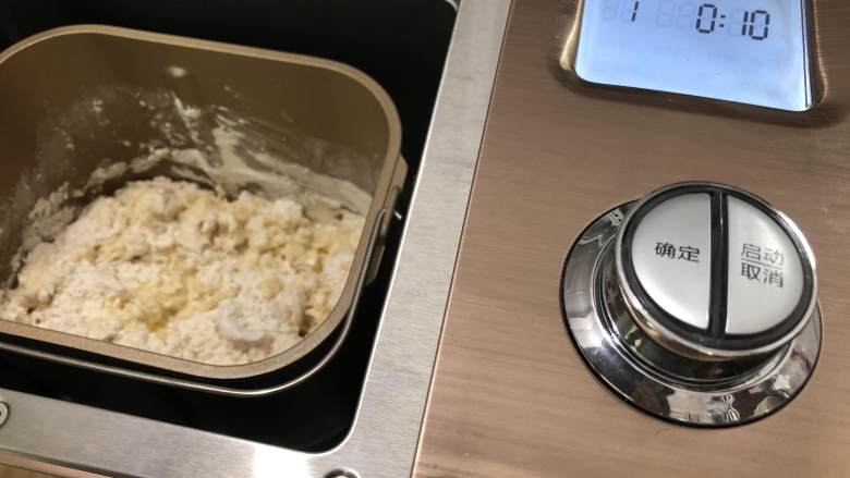 手擀面,先将盐加入面粉搅拌均匀,加入打散的鸡蛋,然后开始慢慢的加水,不要一次加入,因为面粉的吸水量不同,用水量也可能会有差异,所以要分几次加,启动面包机,和面程序,调至10分钟