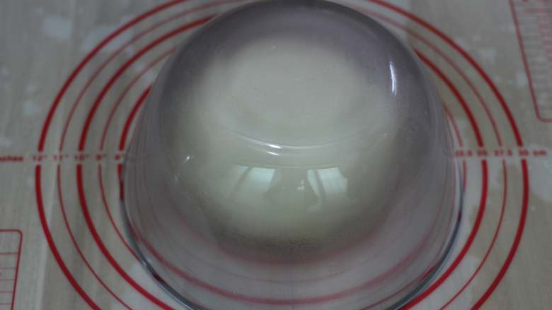 手擀面,揉成光滑的面团,用料理盆盖上醒20分钟
