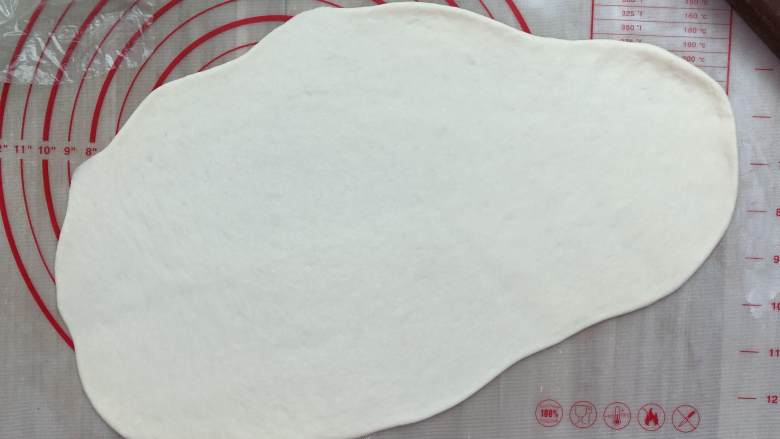 双色麻花火腿馒头卷,将面团分别擀成薄面,然后从上往下卷