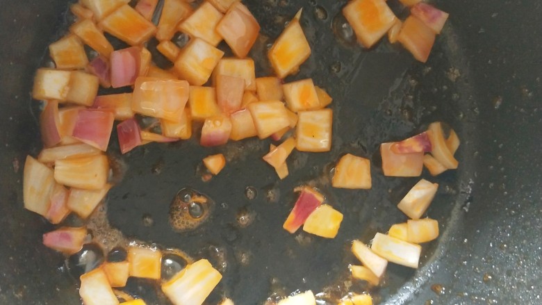 宝宝辅食-虾仁胡萝卜洋葱炒饭1Y+,将虾头取出,倒入洋葱爆炒