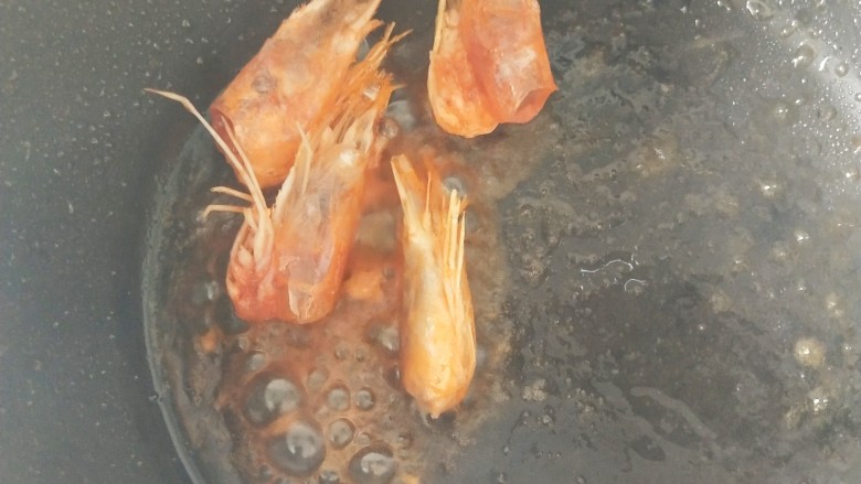 宝宝辅食-虾仁胡萝卜洋葱炒饭1Y+,将虾头放入,爆出虾油