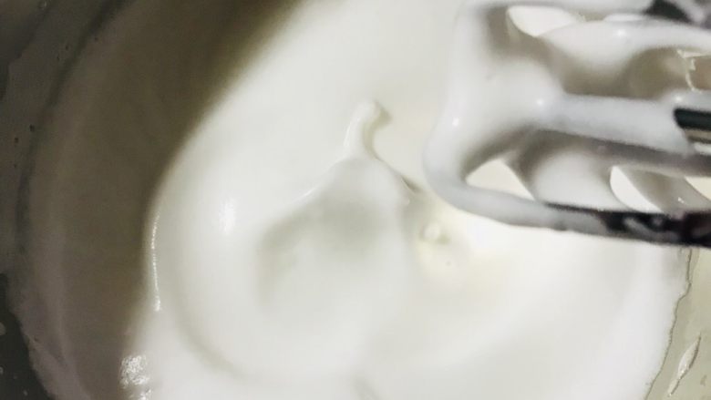 奥利奥咸奶油蛋糕,打发至光滑,出现纹路,拎起打蛋器,小弯钩不挺立状态。加入10g细砂糖