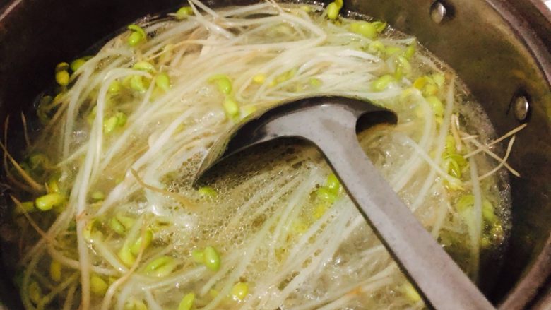 沙白贝豆芽汤,加入食用油和豆芽,再加入沙白贝