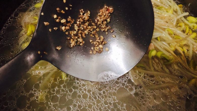 沙白贝豆芽汤,加入胡椒,中火煮20分钟左右