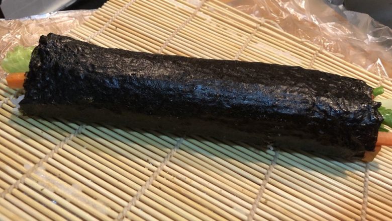 鸡蛋胡萝卜火腿寿司,卷成条，切成块