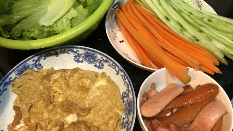 鸡蛋胡萝卜火腿寿司,鸡蛋，小肠，煎好，胡萝卜青瓜切条，生菜洗净