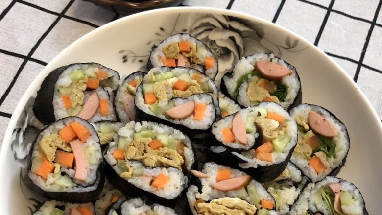 鸡蛋胡萝卜火腿寿司,美味的寿司做好啦，配上自己喜欢的酱料，美美的，好吃😋