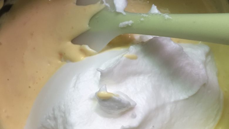 香橙戚风,唇齿留香!,然后全部倒入剩下的三分之二的蛋白霜里。
