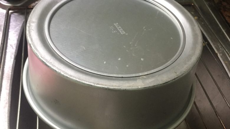 香橙戚风,唇齿留香!,烤好马上倒扣,放凉即可。