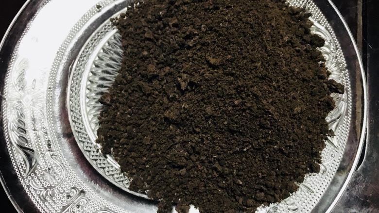 奥利奥咸奶油蛋糕,饼干用擀面杖擀碎,成奥利奥粉
