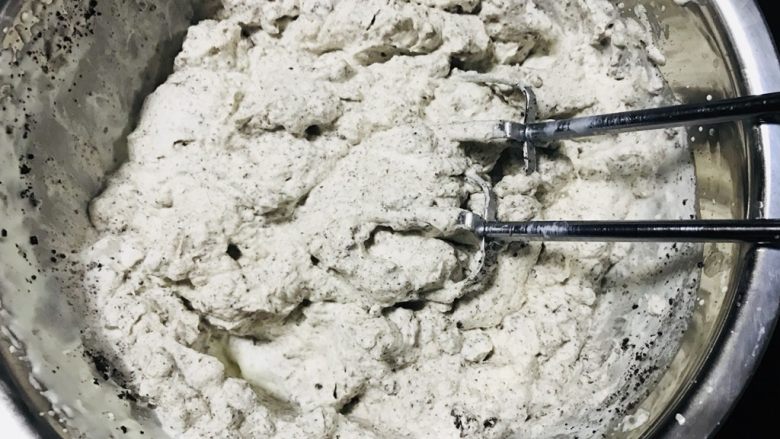 奥利奥咸奶油蛋糕,奥利奥粉倒入淡奶油中,搅拌均匀即可