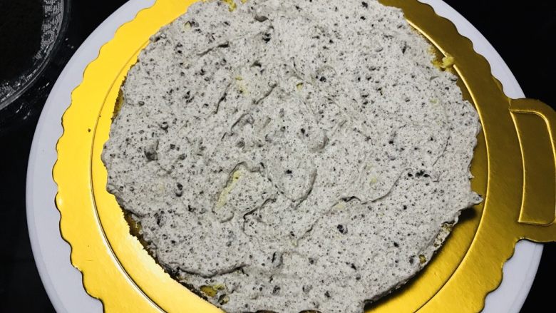 奥利奥咸奶油蛋糕,取一蛋糕片,均匀抹上咸奶油