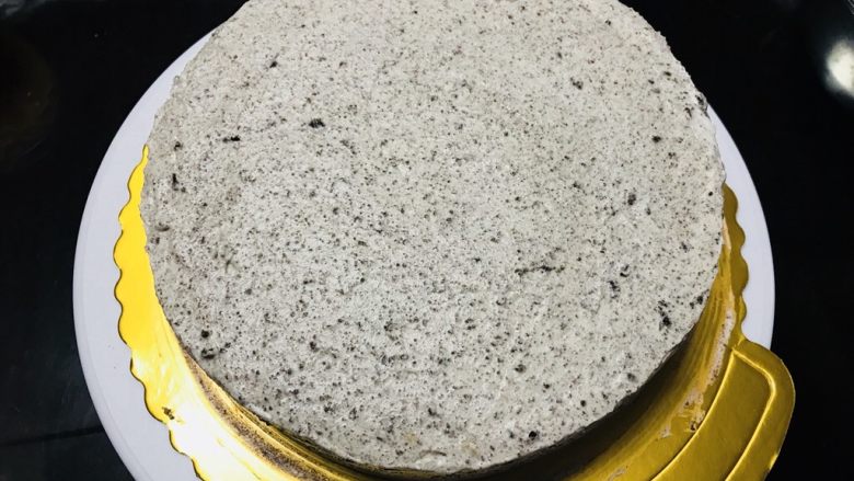 奥利奥咸奶油蛋糕,三片蛋糕片全用完,蛋糕表面用奶油抹均匀即可