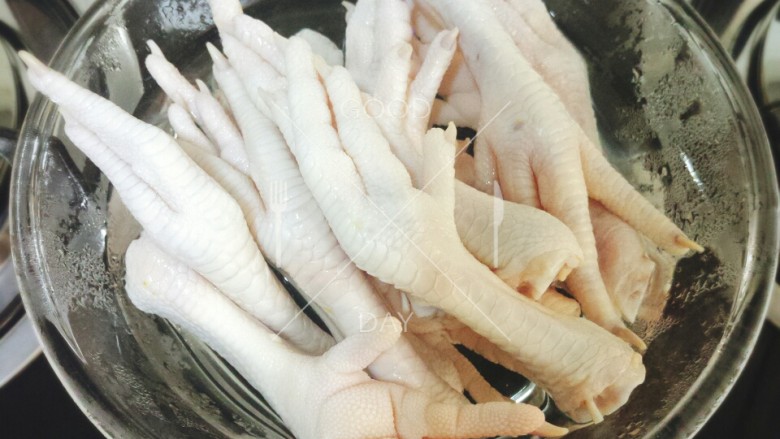 辣卤鸡爪,洗净鸡爪，把指甲切掉，备用！