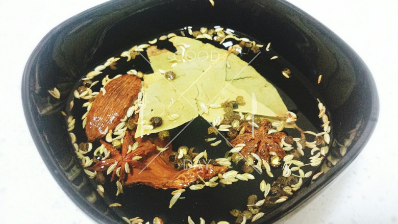 辣卤鸡爪,把卤料过一遍清水，再用滤勺捞起