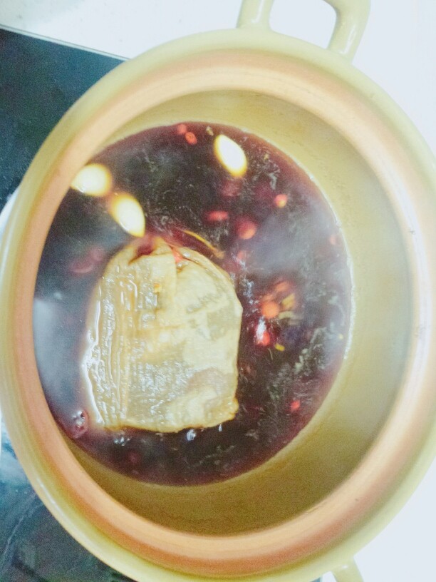 辣卤鸡爪,卤水大火煮开，慢火熬制半小时