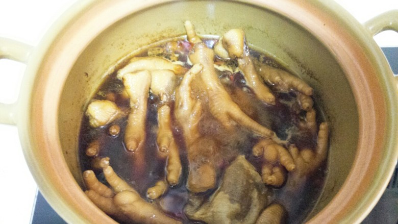 辣卤鸡爪,中小火卤十分钟，换小火二十分钟(喜欢軟透鸡爪可时间加长时间)