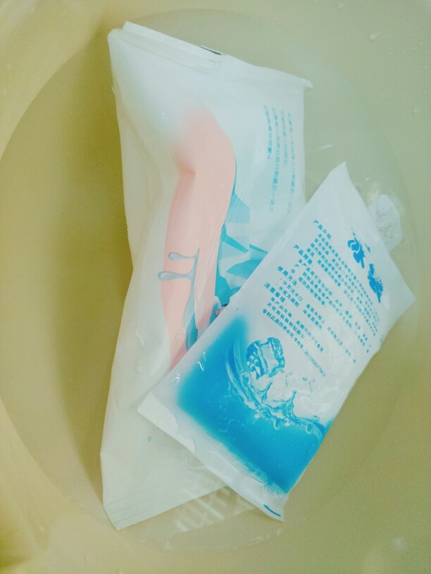 辣卤鸡爪,把过热水的鸡爪捞起放进冰水里面，因为我没有准备冰块就用冰袋冷水