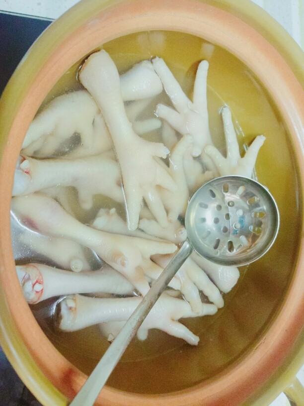 辣卤鸡爪,把水煮开，关火，再把鸡爪放进去过一遍，去去血水