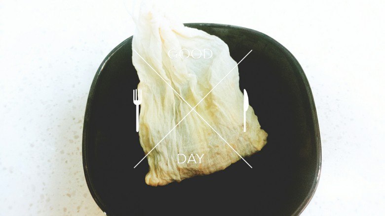 辣卤鸡爪,用调料袋子把调料装起来，这样就不怕浑浊卤汁了，还有就是不怕咬到花椒