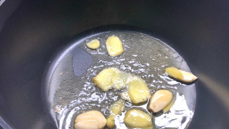 家常酸菜鱼,锅里放入油,放入姜蒜小火炒出香味(我用的是不粘汤锅做的)