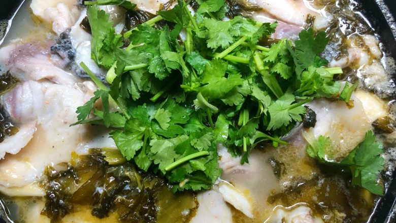 家常酸菜鱼,放上香菜,可以开吃了