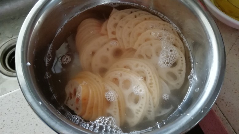 酸辣藕片,切好的藕片浸泡在清水里,避免氧化变黑