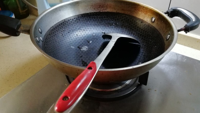 酸辣藕片,开火,把锅里的水烧干