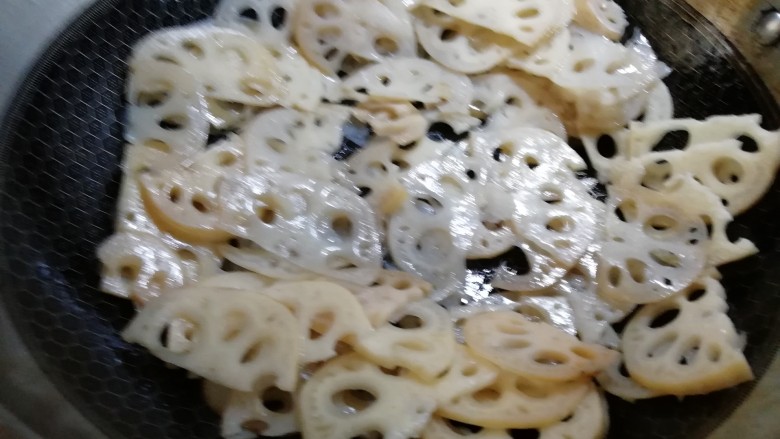 酸辣藕片,加点水,继续翻炒