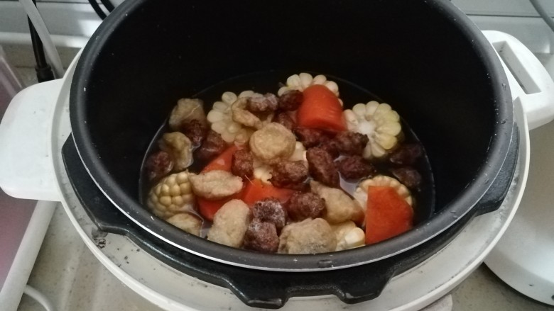 玉米红萝肉丸汤,放上高压锅,加水