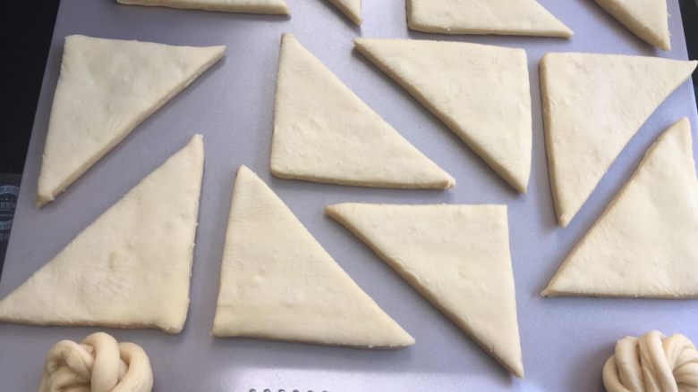 起酥小面包,发酵好的面团明显比之前大一些,厚度明显整加