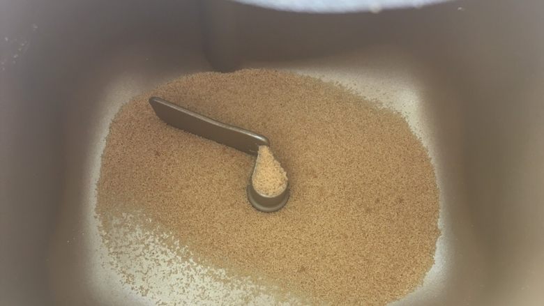 起酥小面包,黄糖粉容易结块,先过筛15克颗粒比较小的到面包桶内