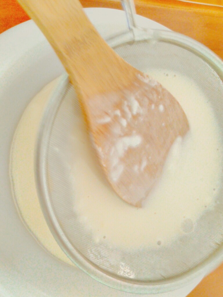 牛肉鲜虾薄饼卷,搅拌至淡奶油状,再用滤网过筛,这样饼皮更细腻