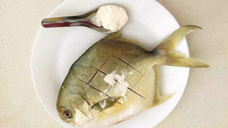 美味金昌鱼 酱香金鲳鱼,取一勺普通面粉