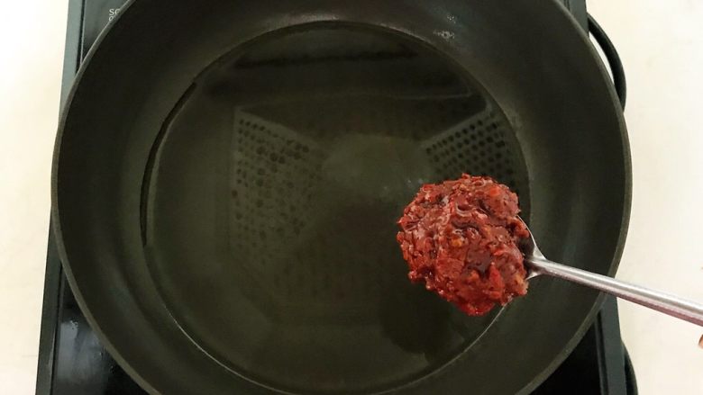 美味金昌鱼 酱香金鲳鱼,另起锅,锅里加少许底油,油烧热后加入1勺豆豉香辣酱辣