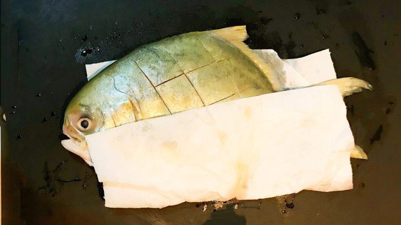 美味金昌鱼 酱香金鲳鱼,用厨房用纸吸干鱼身的水份
