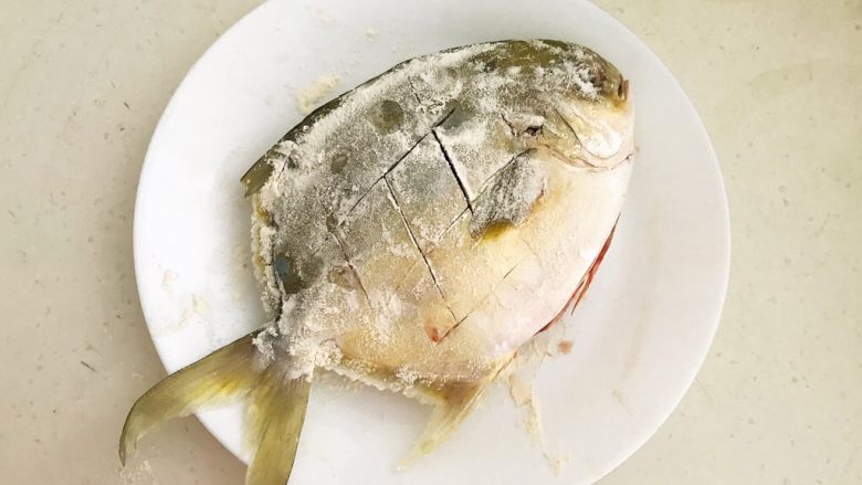 美味金昌鱼 酱香金鲳鱼,在鱼身上均匀的涂抹一层薄薄的面粉