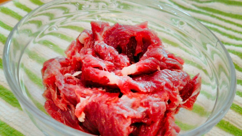 牛肉鲜虾薄饼卷,<a style='color:red;display:inline-block;' href='/shicai/ 10098'>鲜牛肉</a>加入2匙酱油，一匙盐，一匙<a style='color:red;display:inline-block;' href='/shicai/ 756'>鸡精</a>、适量胡椒粉腌制20分钟