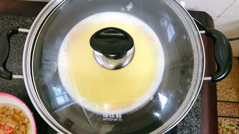 肉末蒸蛋,盖上锅盖,留条缝,不要全盖住,小火蒸。约15分钟。