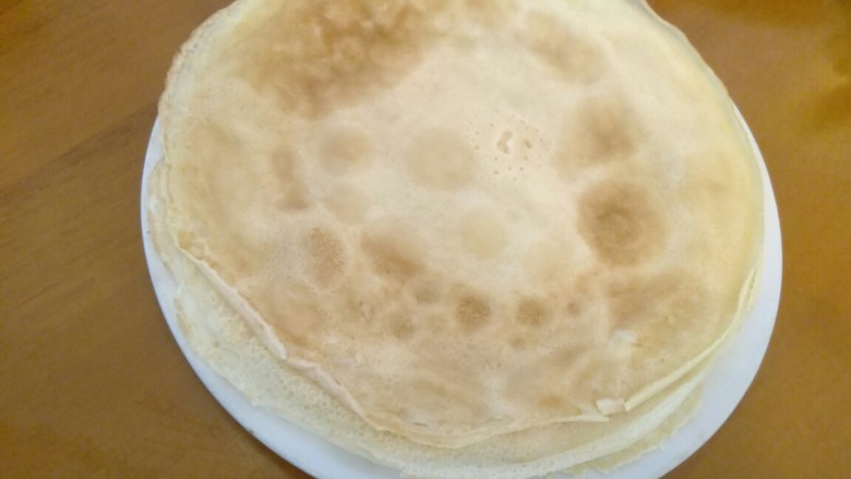 牛肉鲜虾薄饼卷,全程开小火,平底锅不需要加油,将面浆舀一大勺倒在平底锅上,边边稍微起来,边翻面,如图色即可