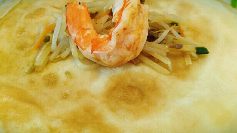 牛肉鲜虾薄饼卷,先放胡萝卜丝等,再放入虾仁
