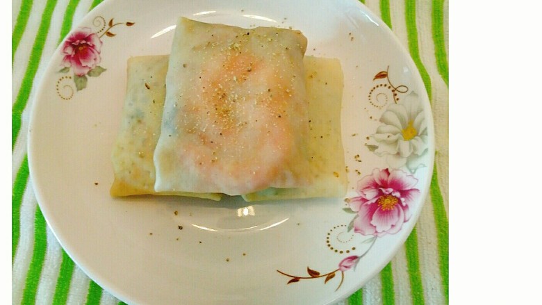 牛肉鲜虾薄饼卷,就好了啊,再撒点胡椒粉粒