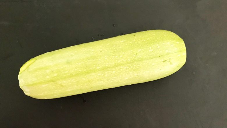 5分钟快手菜 凉拌葫芦丝,西葫芦去蒂