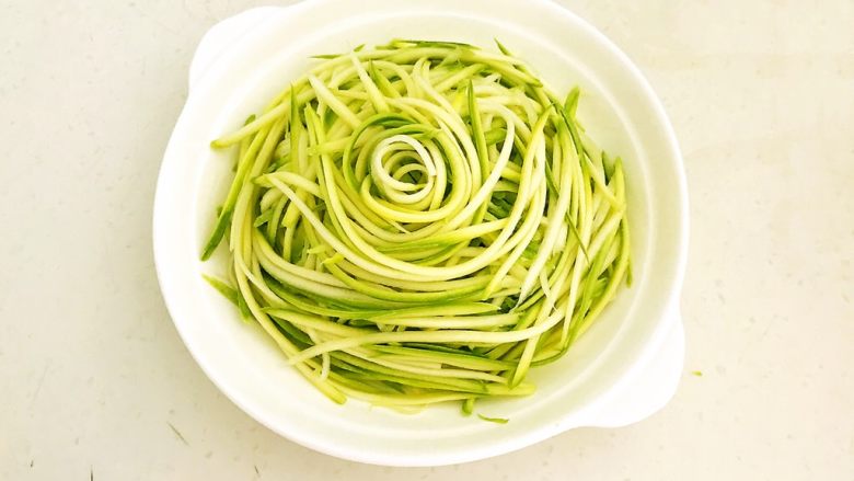 5分钟快手菜 凉拌葫芦丝,把西葫芦丝放入盘中