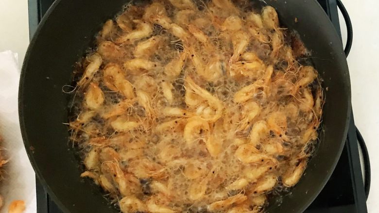 香酥白虾,再把白虾放入油锅,进行二次复炸3分钟