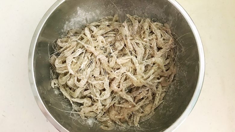 香酥白虾,让江白虾均匀的裹上一层薄薄的面粉