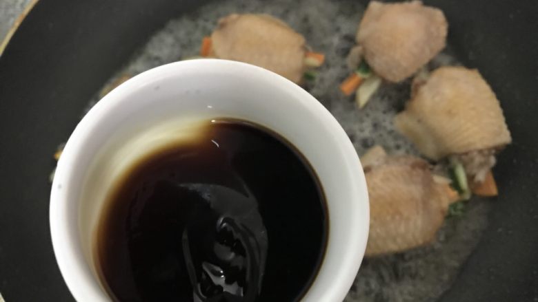 鸡翅换个花样做,时蔬酿鸡翅,再加入生抽蚝油,盖上盖子,转中火焖。