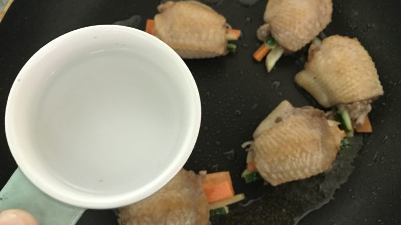 鸡翅换个花样做,时蔬酿鸡翅,加入<a style='color:red;display:inline-block;' href='/shicai/ 156925'>水</a>,大概淹到鸡翅的一半。